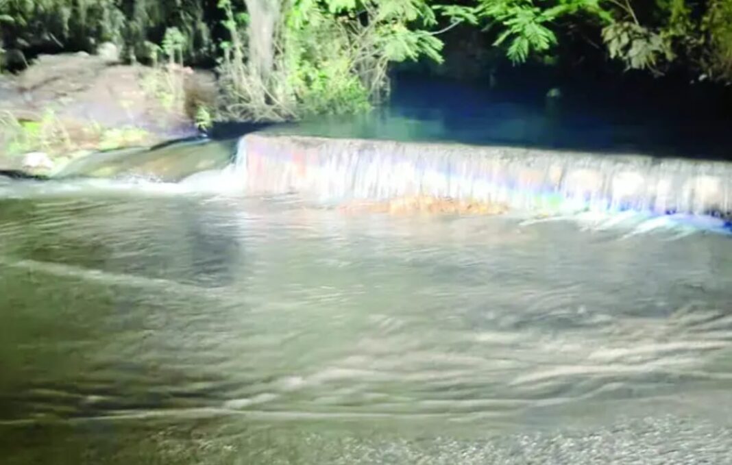 बिलासपुर डैम का गेट फटा, रात भर बहता रहा पानी, खेतों में पानी घुसने से ग्रामीणों में आक्रोश