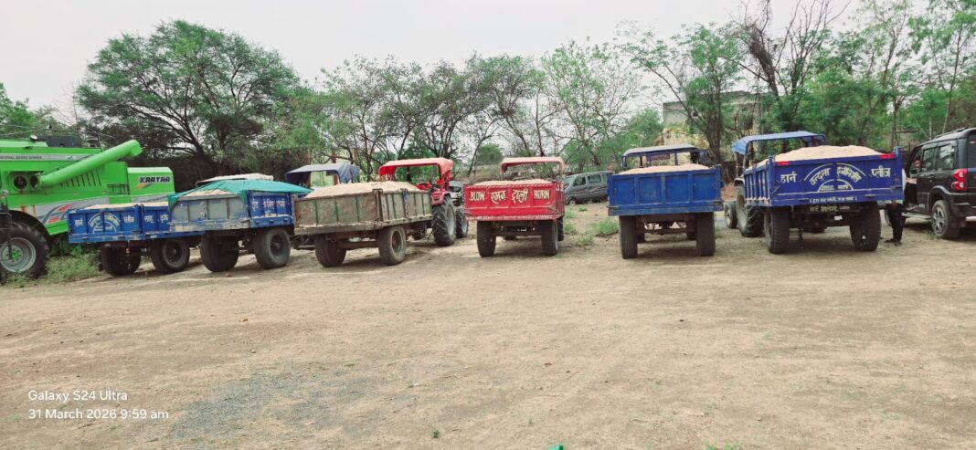 एसडीएम प्रफुल्ल रजक ने अवैध खनिज उत्खनन और परिवहन में संलिप्त 13 ट्रेक्टर और 1 हाईवा पकड़ा