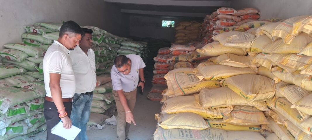 रासायनिक खाद की कालाबाजारी पर प्रशासन सख्त, विश्वनाथ साहू कृषि केन्द्र भटगांव का उर्वरक लाइसेंस सस्पेंड, प्रमोद हार्डवेयर कोदवा को मिला नोटिस