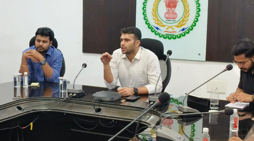 संवाद कार्यक्रम: जिला प्रशासन ने मीडिया को दी जनकल्याण, विकास कार्य और शासन की बुनियादी सुविधाओं की जानकारी