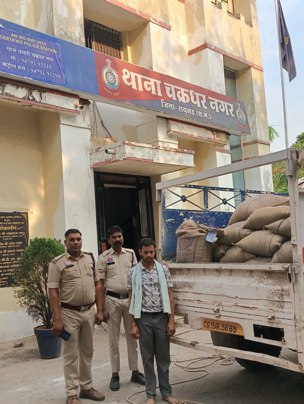 नाकाबंदी में चक्रधरनगर पुलिस की बड़ी कार्रवाई — 30 क्विंटल चावल पिकअप सहित जब्त