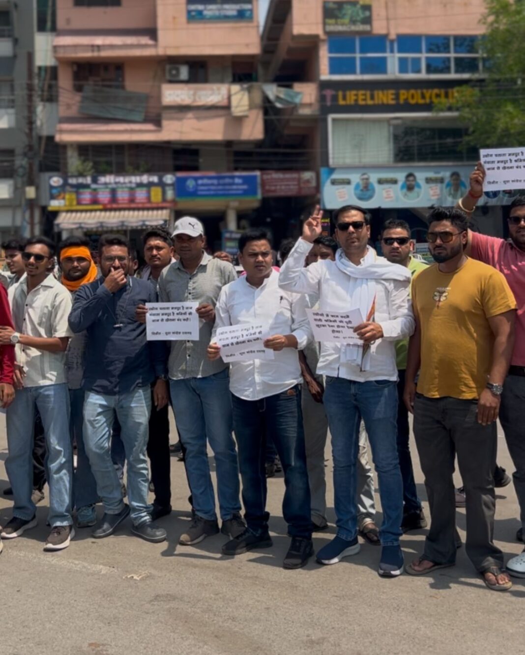 औद्योगिक श्रमिकों की सुरक्षा को लेकर युवा कांग्रेस का जोरदार घेराव तालाबंदी, भारी संख्या में पुलिस रही मौजूद