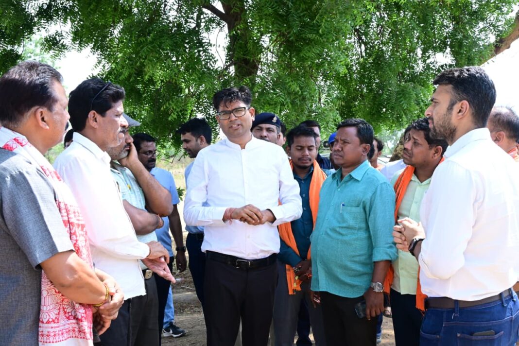 वित्त मंत्री श्री चौधरी ने पुसौर में लाइब्रेरी, पुष्पवाटिका एवं तालाब सौंदर्यीकरण कार्यों का किया निरीक्षण