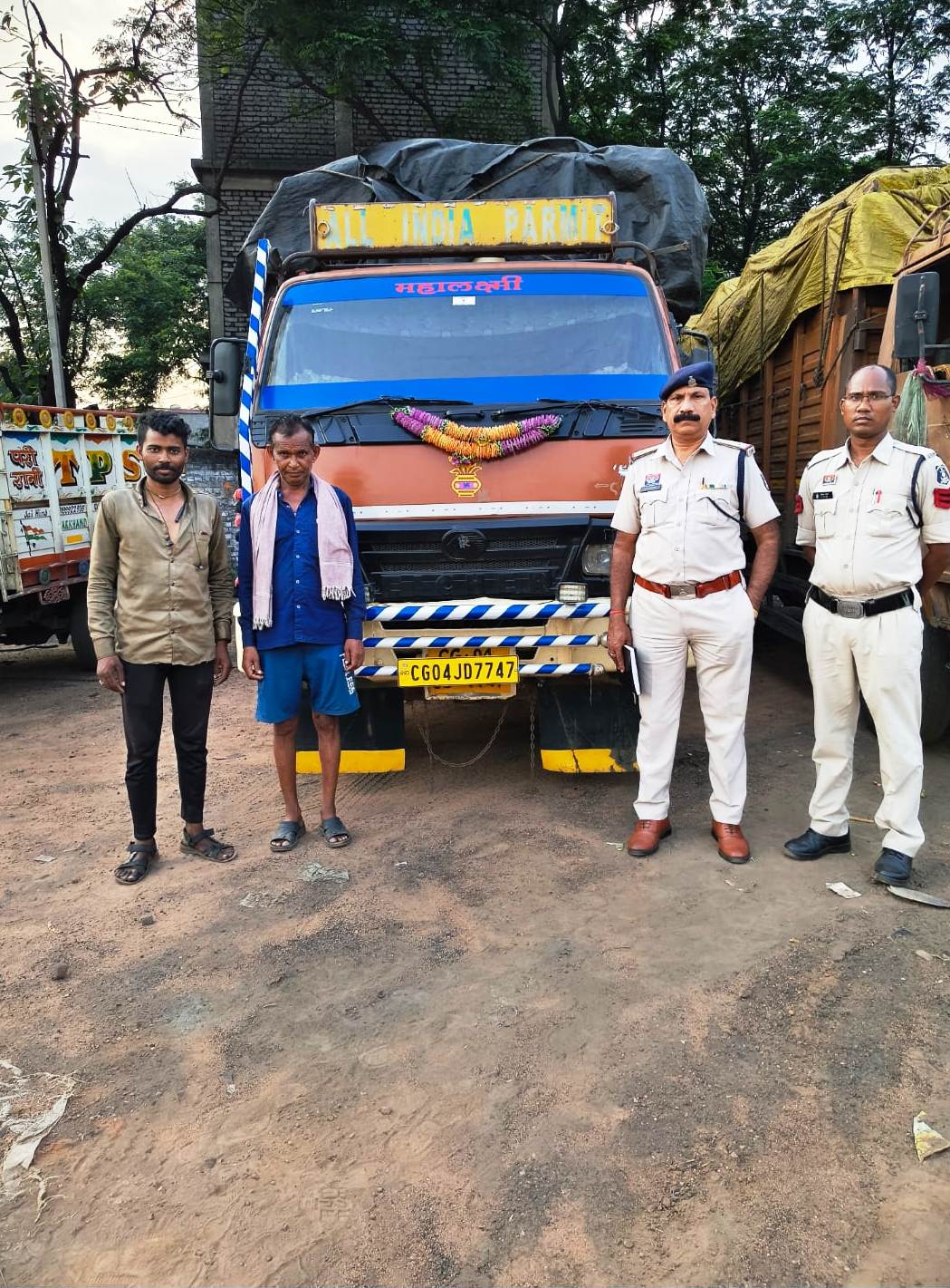“ऑपरेशन_प्रहार” के तहत रायगढ़ पुलिस की बड़ी कार्रवाई— 4 माजदा वाहनों से 14 टन 700 किलो लोहा एवं टीना कबाड़ समेत 31 लाख की संपत्ति जब्त