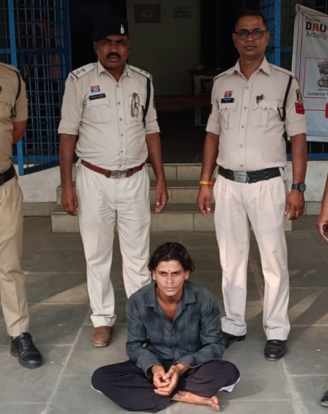 तलवार लेकर पड़ोसी के घर में घुसा युवक, बोलेरो और बाइक में की तोड़फोड़