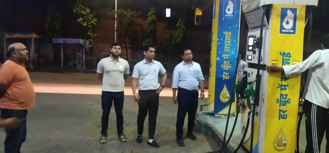 देर रात आकस्मिक निरीक्षण में अनियमितता मिलने पर खरसिया का वंदना पेट्रोल पंप सील