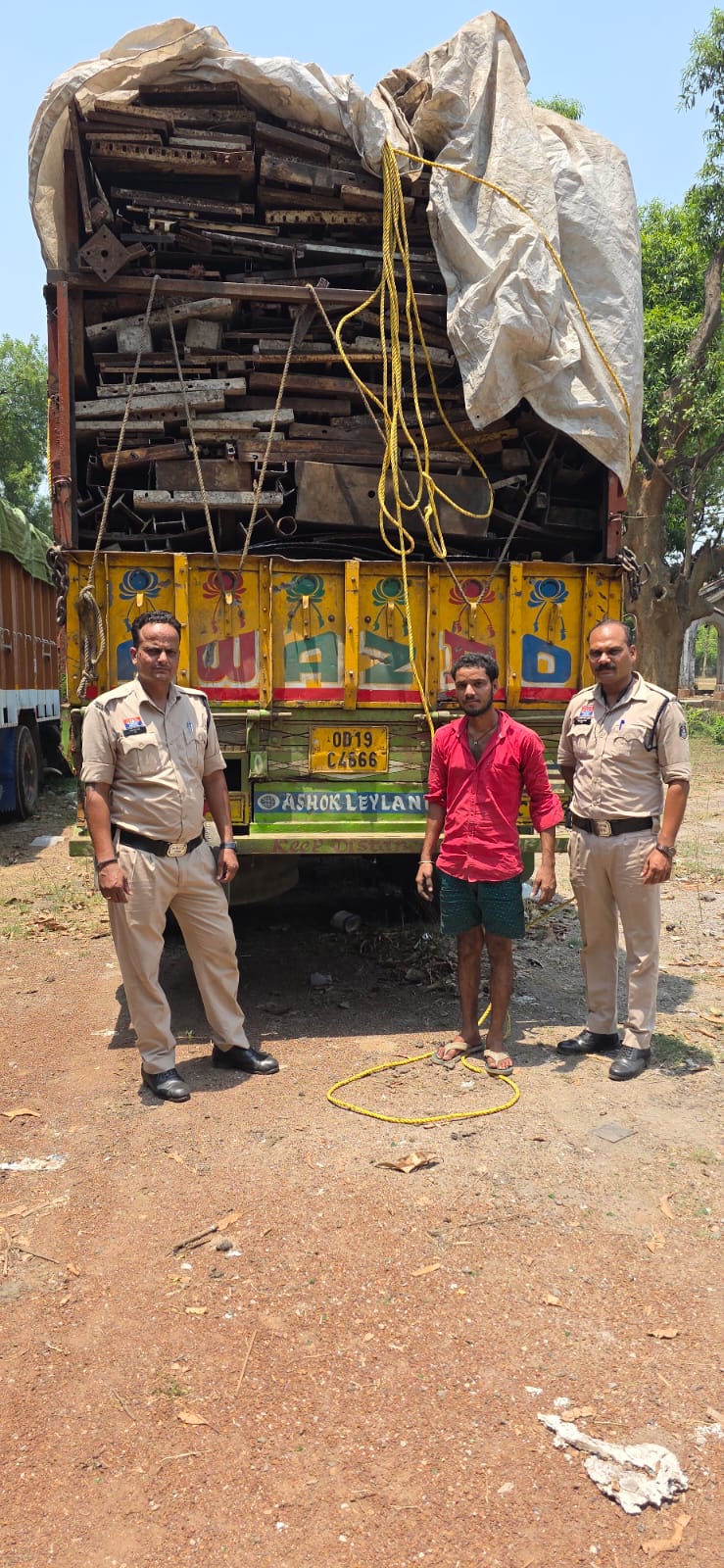 जूटमिल पुलिस ने 24 टन कबाड़ से भरा ट्रक किया जप्त…छाल पुलिस ने ग्राम बेहरामार में 53 क्विंटल लोहे का सरिया की बरामद