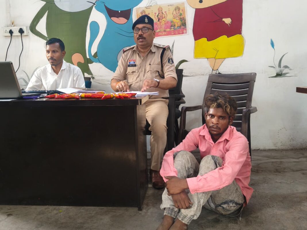 रामभांठा संजय मैदान में बच्चों को नशे के लिए बेचा जा रहा था सोल्यूशन, कोतवाली पुलिस ने दबोचा